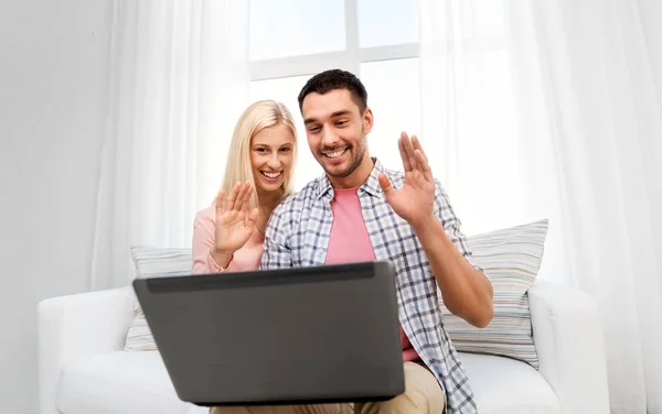 Couple avec ordinateur portable ayant un appel vidéo à la maison — Photo