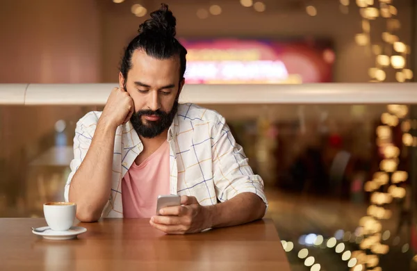 Hombre con café y smartphone en el restaurante — Foto de Stock