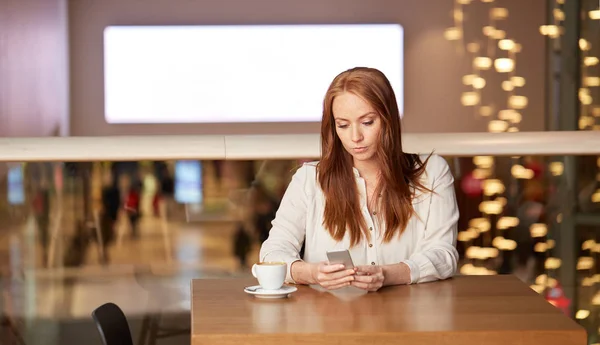 Femme avec café et smartphone au restaurant — Photo