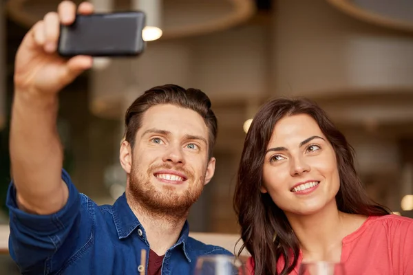 Pár selfie brát do smartphone v restauraci — Stock fotografie
