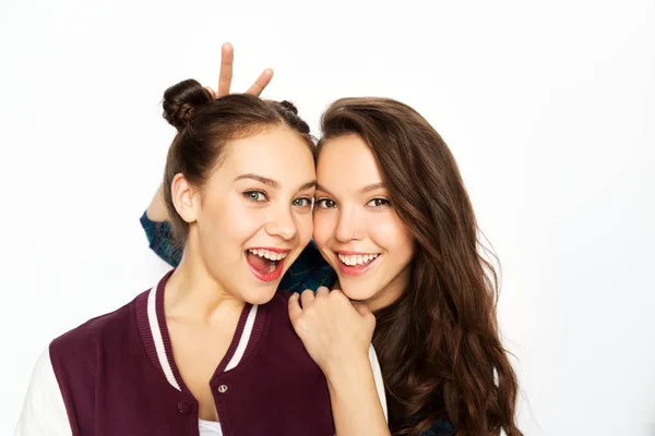 Щасливі усміхнені дівчата-підлітки на білому тлі — стокове фото