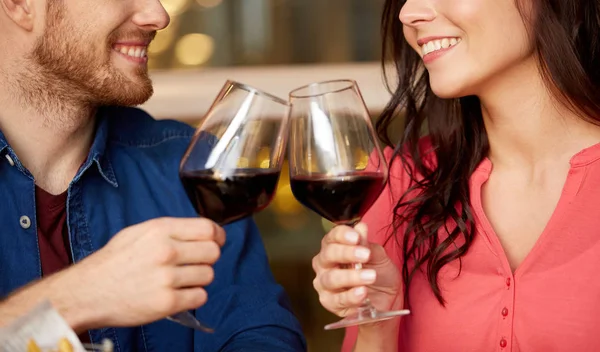 Heureux couple boire du vin rouge au restaurant Images De Stock Libres De Droits