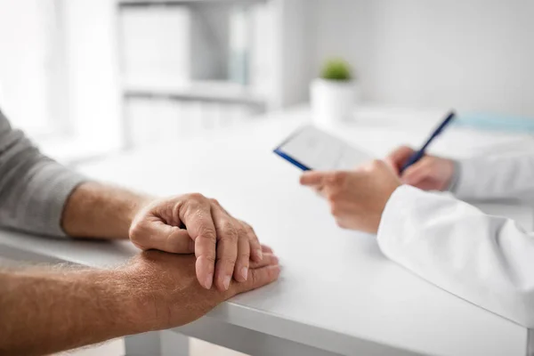 Primer plano del hombre mayor y el médico en el hospital — Foto de Stock