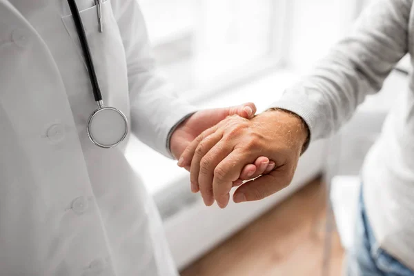 Primo piano del medico che tiene la mano del paziente anziano — Foto Stock