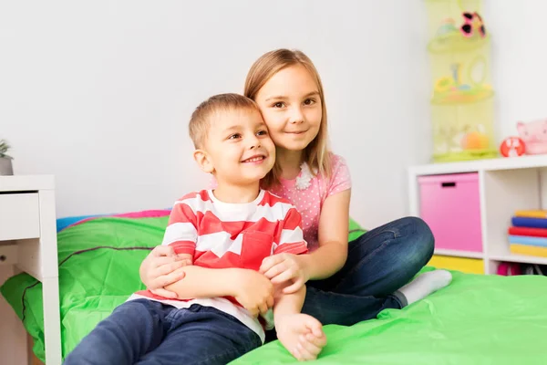 Niños pequeños y felices abrazándose en casa — Foto de Stock