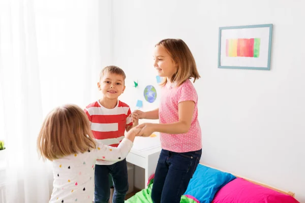 Enfants heureux jouant à la maison — Photo