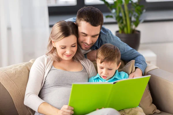 Família feliz livro de leitura em casa — Fotografia de Stock