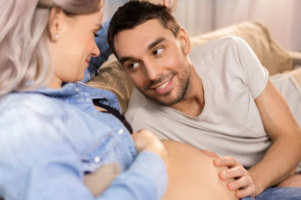 Homem feliz com mulher grávida em casa — Fotografia de Stock