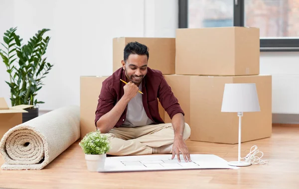 Hombre con cajas y plano mudándose a un nuevo hogar —  Fotos de Stock