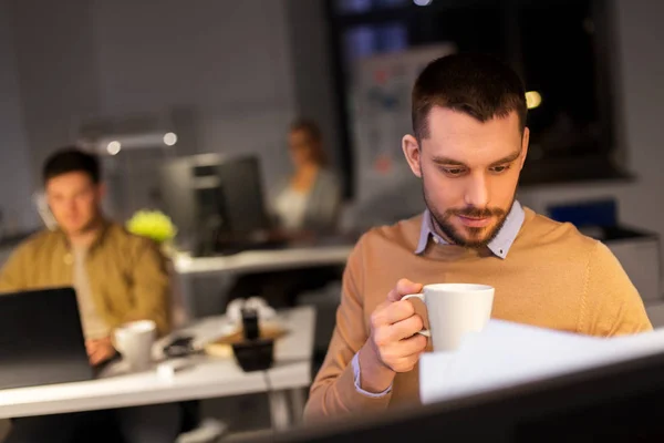 Glückliche männliche Büroangestellte trinkt Kaffee — Stockfoto