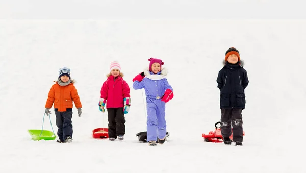 Kindheit Rodeln Und Saisonkonzept Gruppe Fröhlicher Kleiner Kinder Mit Schlitten — Stockfoto