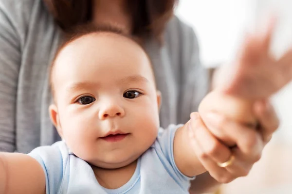 Närbild på asiatiska pojke med mamma — Stockfoto