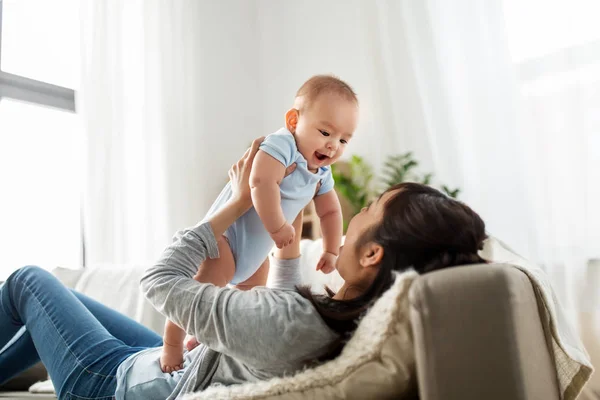 Happy mother with little baby son at home — Stock Photo, Image