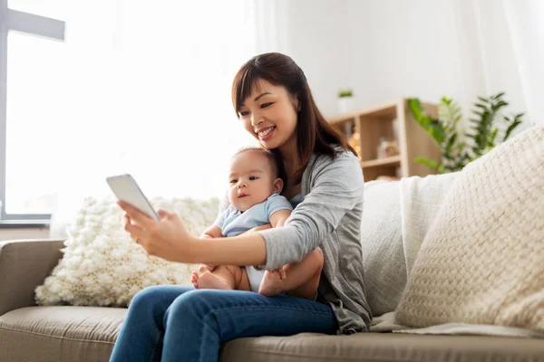 Glückliche Mutter mit Baby-Sohn macht Selfie zu Hause — Stockfoto