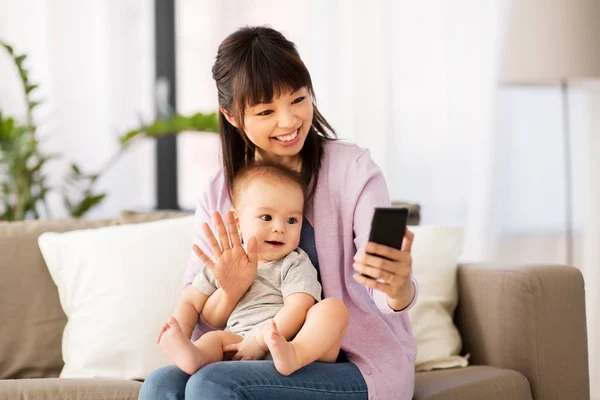 Asiatico madre con bambino figlio prendere selfie a casa — Foto Stock