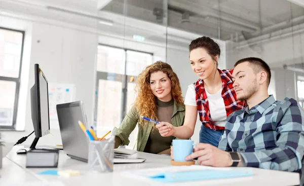 Kreativa teamet med laptop som arbetar på kontor — Stockfoto