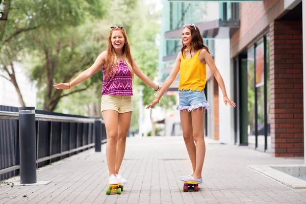 Tienermeisjes skateboards in stad rijden — Stockfoto