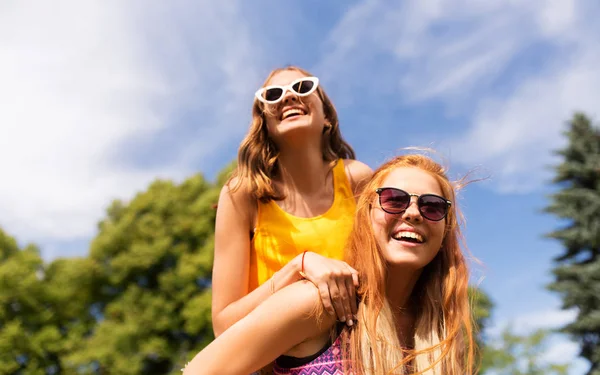 Glada tonåriga tjejer att ha kul på sommaren park — Stockfoto