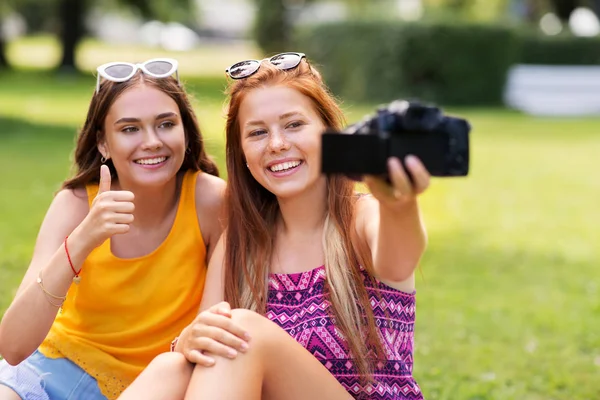Adolescentes bloggers grabación de vídeo por cámara en el parque —  Fotos de Stock