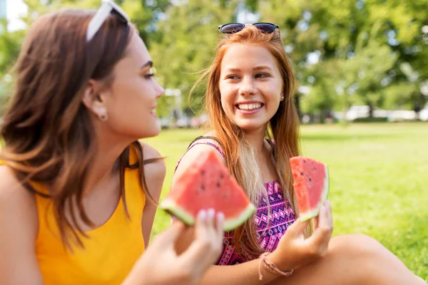 Meninas adolescentes comendo melancia no piquenique no parque — Fotografia de Stock