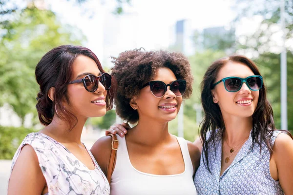 Mujeres jóvenes felices en gafas de sol en el parque de verano —  Fotos de Stock