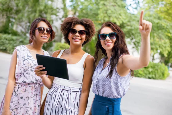 Mulheres com computador tablet na rua no verão — Fotografia de Stock