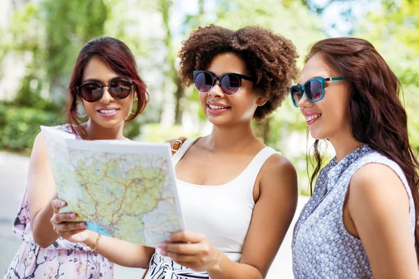 Donne felici con mappa sulla strada nella città estiva — Foto Stock