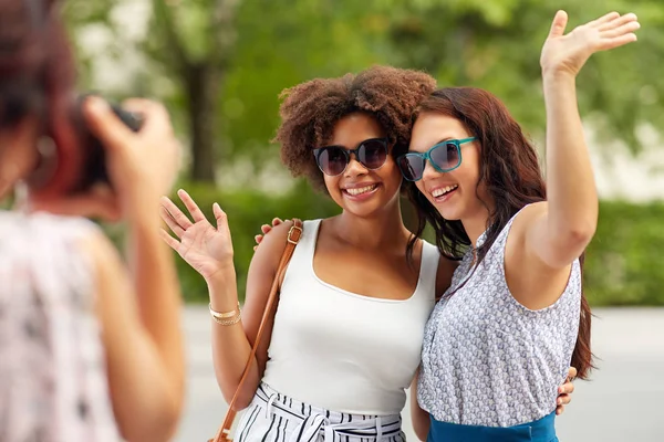 Mulher fotografar seus amigos no verão — Fotografia de Stock