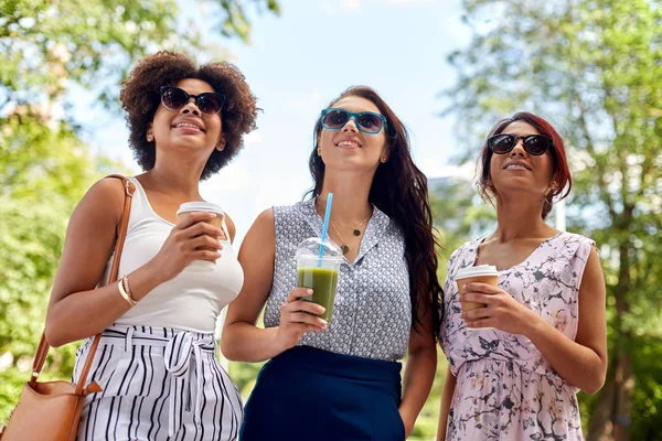 Donne felici o amici con drink al parco estivo — Foto Stock