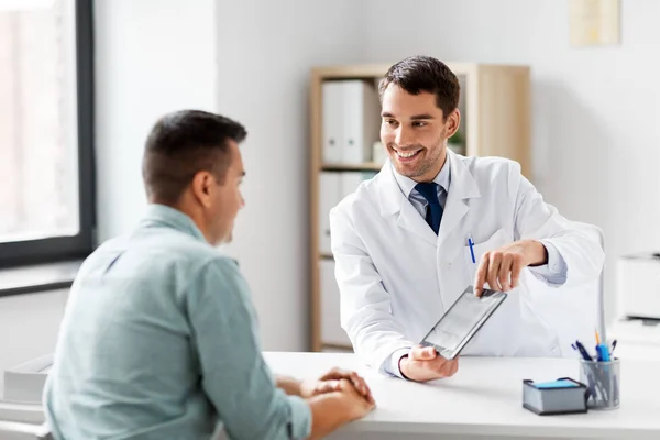 Arts met een tabletcomputer en de patiënt bij kliniek — Stockfoto