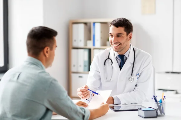 Arzt zeigt Patient im Krankenhaus Rezept — Stockfoto