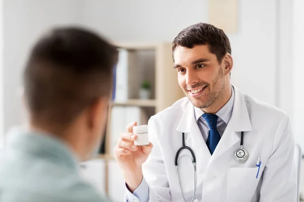 Doktor ukazující lék pacientovi v nemocnici — Stock fotografie
