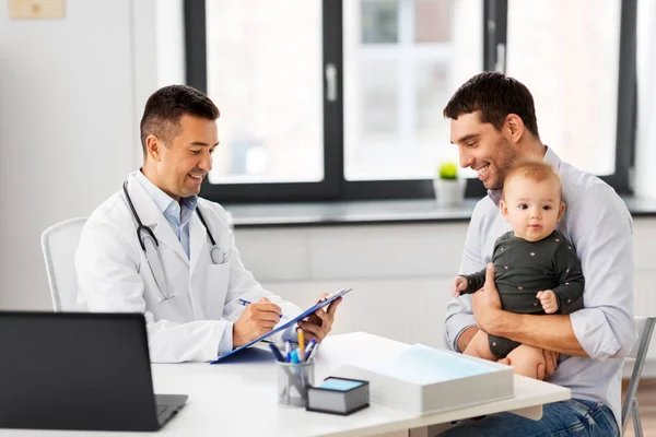 Vader met baby en arts bij kliniek — Stockfoto