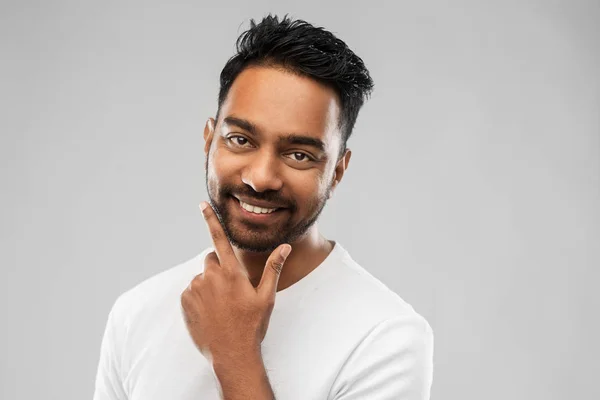 Sorridente índio homem tocando sua barba — Fotografia de Stock