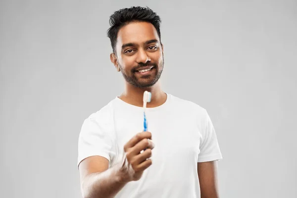 印度男人与牙刷在灰色背景 — 图库照片