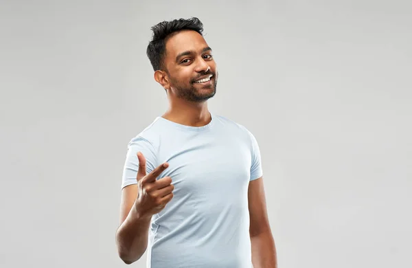 Uomo indiano sorridente puntando il dito contro di voi — Foto Stock