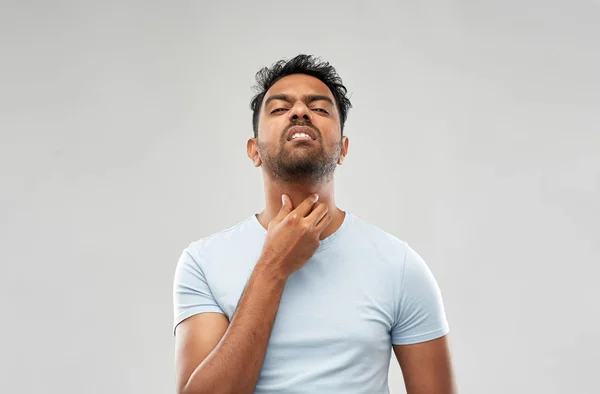 Homem indiano que sofre de dor no pescoço ou dor de garganta — Fotografia de Stock