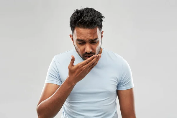 不健康的印度男子咳嗽 — 图库照片