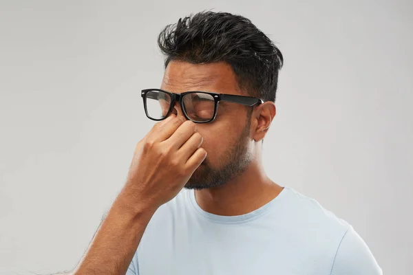Cansado índio homem em óculos esfregando nariz ponte — Fotografia de Stock
