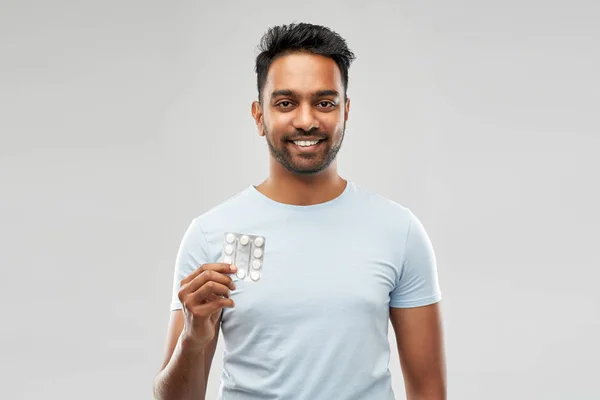 灰色の背景の上の丸薬がインド人を笑顔 — ストック写真