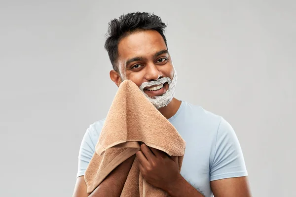 男子用毛巾去除脸上的剃须泡沫 — 图库照片