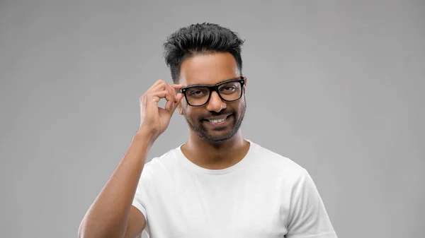 Homem indiano feliz em óculos ou estudante — Fotografia de Stock