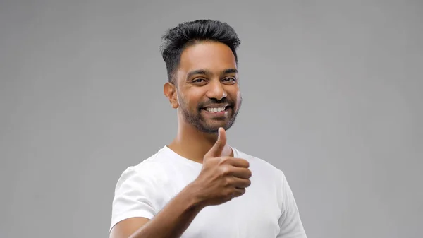 Feliz indiana homem mostrando polegares para cima — Fotografia de Stock