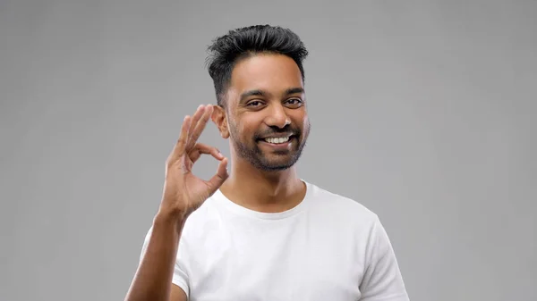 Glücklicher indischer Mann im T-Shirt zeigt ok Handzeichen — Stockfoto