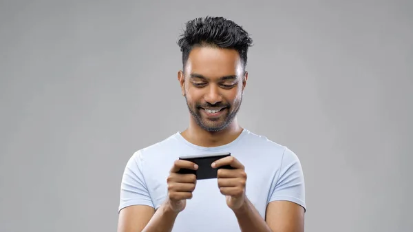 Ευτυχισμένος άνθρωπος ινδική που παίζει το παιχνίδι στο smartphone — Φωτογραφία Αρχείου