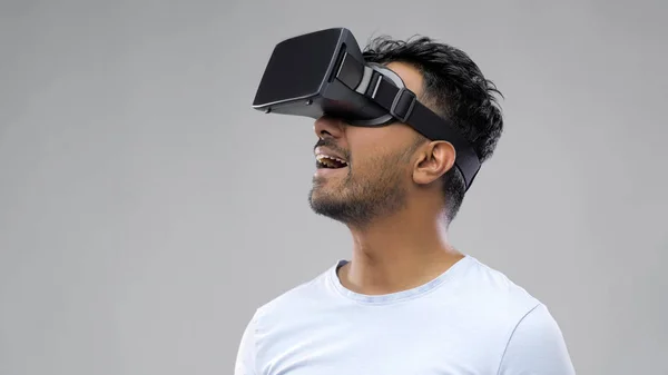 虚拟现实耳机或 vr 眼镜的男子 — 图库照片