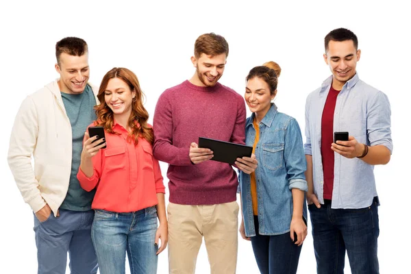 Vrienden met smartphones en tablet-computer — Stockfoto
