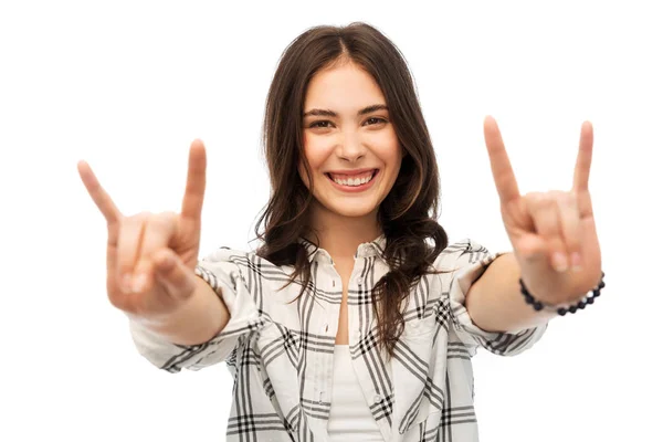 Junge Frau oder Mädchen im Teenageralter zeigt Rock-Zeichen — Stockfoto