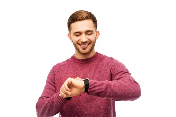 Sonriente joven comprobar el tiempo en reloj de pulsera —  Fotos de Stock