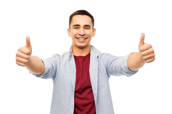 Šťastný mladý muž ukazuje palec — Stock fotografie